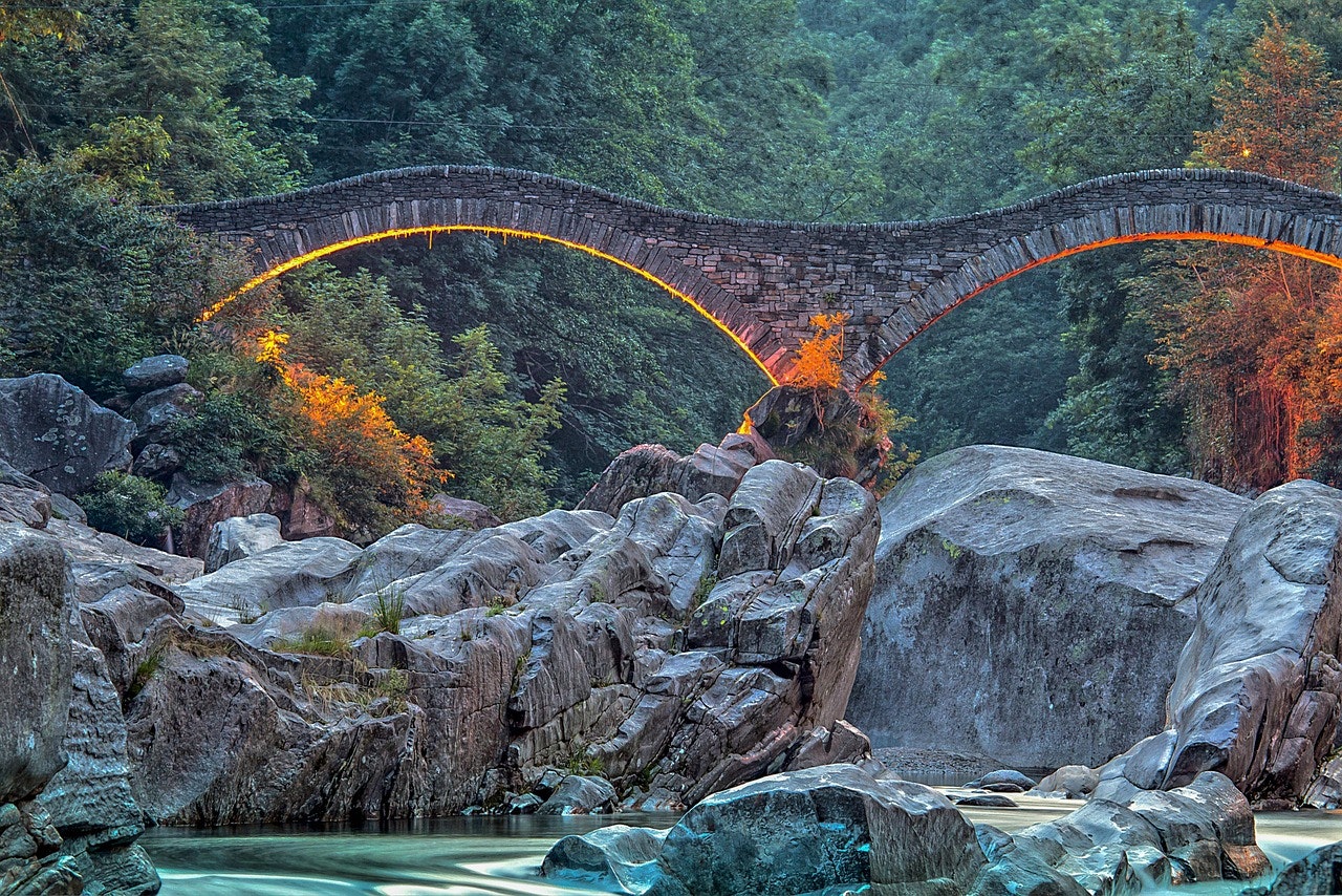 ALT text: Photo du pont de Verzasca en format large